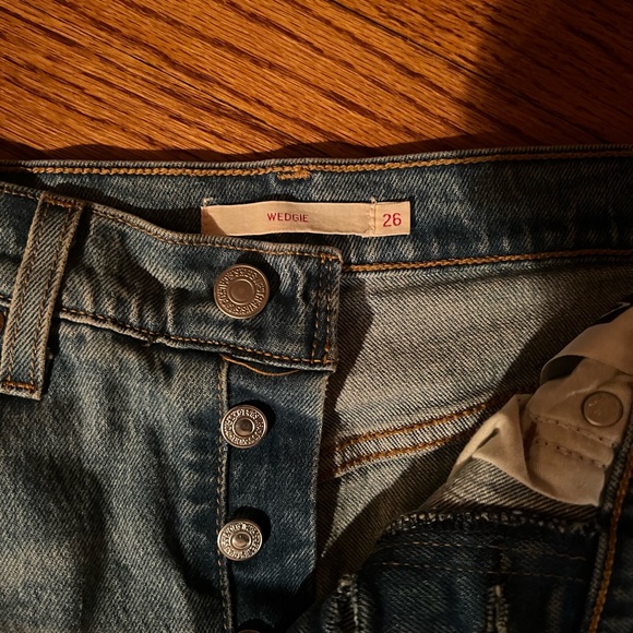 Levi wedgie fit jeans- size 26 - Picture 2 of 3